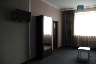 Отель Отель Крокус Новогрудок Улучшенный двухместный номер с 1 двуспальной кроватью и диваном-3
